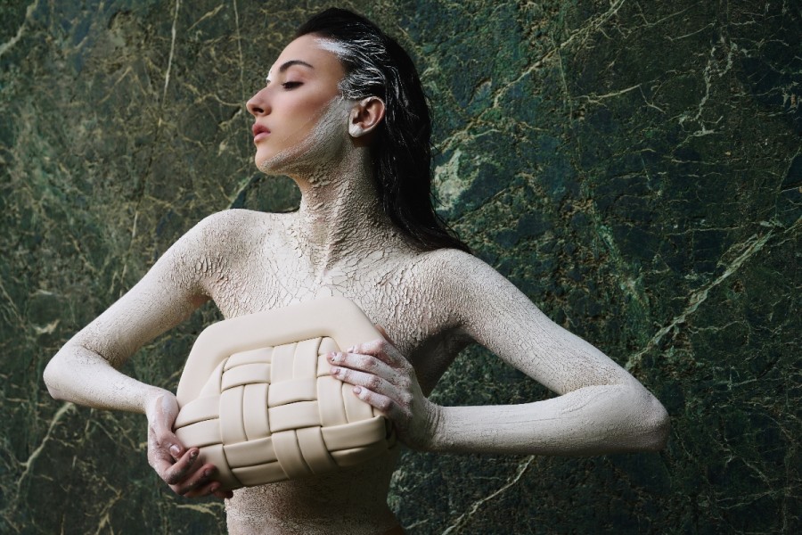 "Footprints": Μια νέα high-fashion καμπάνια που γιορτάζει την παράδοση και την αέναη τέχνη της αναγέννησης- Φωτογραφία 1