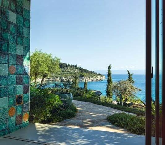 Στους καταπράσινους Παξούς μια σύγχρονη βίλα με κοσμοπολίτικο χαρακτήρα απολαμβάνει τα δώρα της φύσης- Φωτογραφία 1
