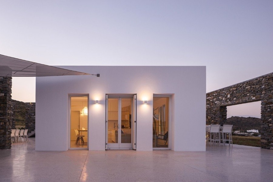 Μια πέτρινη αγκαλιά προστατεύει το Hug house στη Νάουσα της Πάρου - Φωτογραφία 3