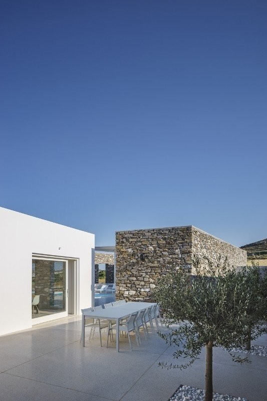 Μια πέτρινη αγκαλιά προστατεύει το Hug house στη Νάουσα της Πάρου - Φωτογραφία 6