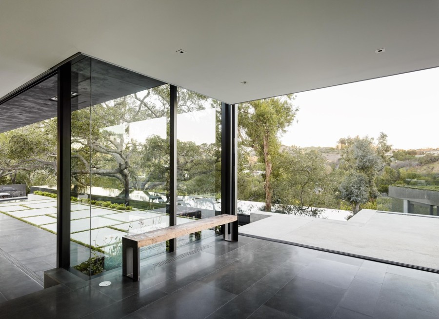 Το Oak Pass Main House στο Beverly Hills υποτάσσεται απόλυτα στο φυσικό του περιβάλλον- Φωτογραφία 1