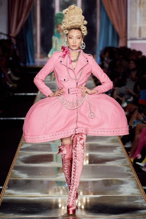 Ο ανατρεπτικός οίκος Moschino παρουσίασε τα μοντέλα ως σύγχρονες Αντουανέτες στην Εβδομάδα Μόδας του Μιλάνου- Φωτογραφία 1