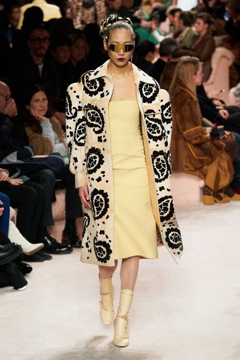 Ο ανατρεπτικός οίκος Moschino παρουσίασε τα μοντέλα ως σύγχρονες Αντουανέτες στην Εβδομάδα Μόδας του Μιλάνου- Φωτογραφία 4