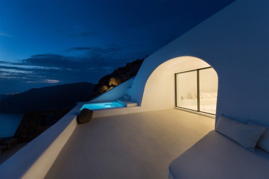Στο μέτωπο της καλντέρας η υπόσκαφη Villa Charissa «ανοίγεται» με μαεστρία στο Αιγαίο- Φωτογραφία 1