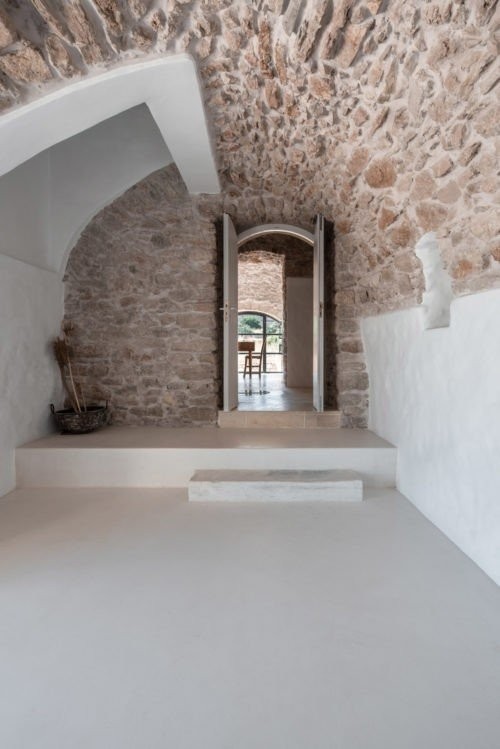 Περιηγηθείτε σε ένα farmhouse στα Κύθηρα που θα σας μαγέψει με την εξεζητημένη αρχιτεκτονική του - Φωτογραφία 2