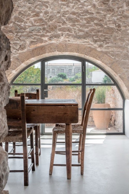 Περιηγηθείτε σε ένα farmhouse στα Κύθηρα που θα σας μαγέψει με την εξεζητημένη αρχιτεκτονική του - Φωτογραφία 6