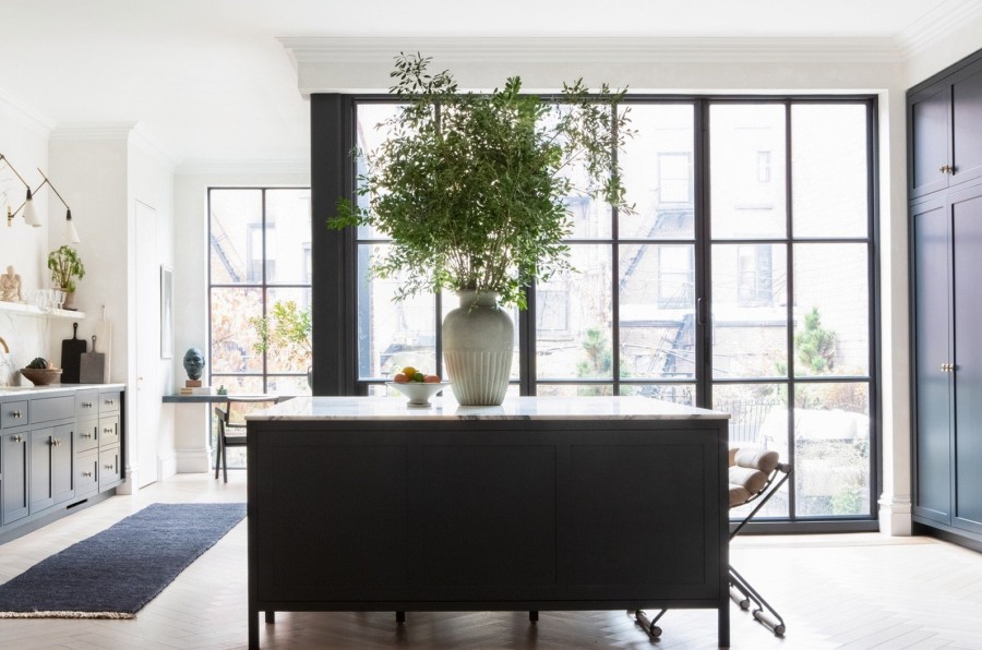 Η Athena Calderone, γνωστή ως Εyeswoon δίνει τη δική της design ματιά στο οικογενειακό της σπίτι στο Brooklyn - Φωτογραφία 1