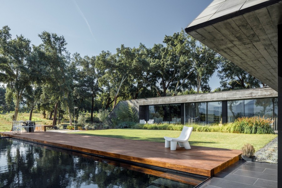 To Cork Oak house είναι μια κατοικία «βουτηγμένη» μέσα στη φύση της Πορτογαλίας- Φωτογραφία 15