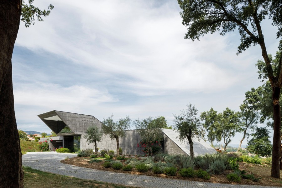 To Cork Oak house είναι μια κατοικία «βουτηγμένη» μέσα στη φύση της Πορτογαλίας- Φωτογραφία 1