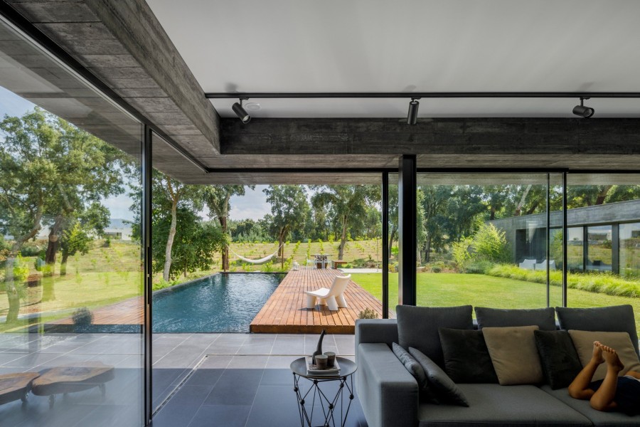To Cork Oak house είναι μια κατοικία «βουτηγμένη» μέσα στη φύση της Πορτογαλίας- Φωτογραφία 14