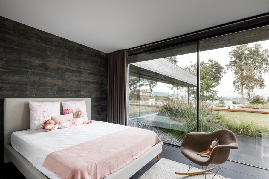 To Cork Oak house είναι μια κατοικία «βουτηγμένη» μέσα στη φύση της Πορτογαλίας- Φωτογραφία 3