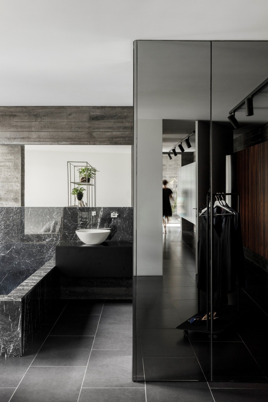 To Cork Oak house είναι μια κατοικία «βουτηγμένη» μέσα στη φύση της Πορτογαλίας- Φωτογραφία 11