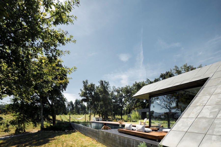 To Cork Oak house είναι μια κατοικία «βουτηγμένη» μέσα στη φύση της Πορτογαλίας- Φωτογραφία 13