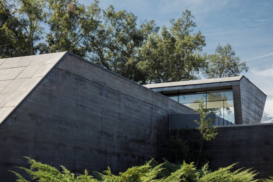To Cork Oak house είναι μια κατοικία «βουτηγμένη» μέσα στη φύση της Πορτογαλίας- Φωτογραφία 22