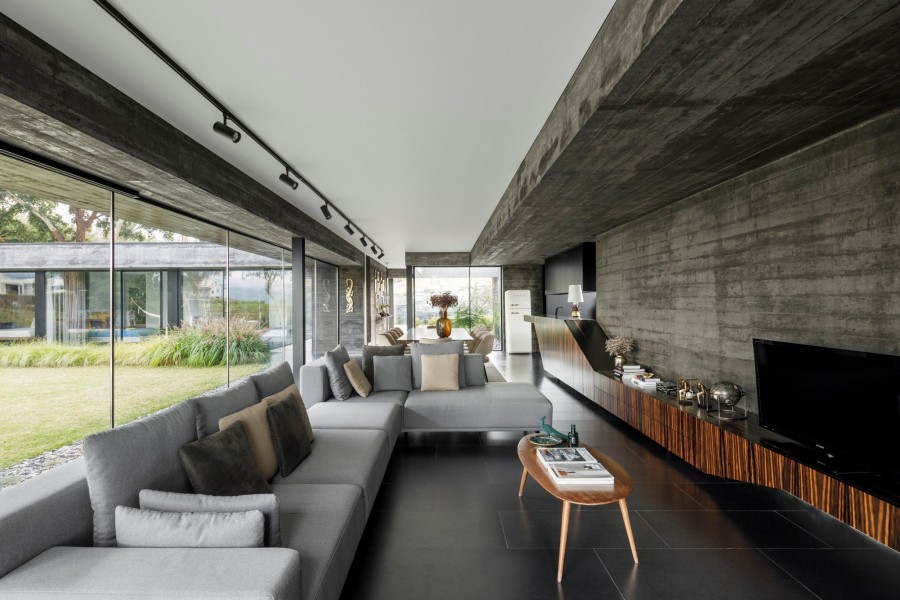 To Cork Oak house είναι μια κατοικία «βουτηγμένη» μέσα στη φύση της Πορτογαλίας- Φωτογραφία 25