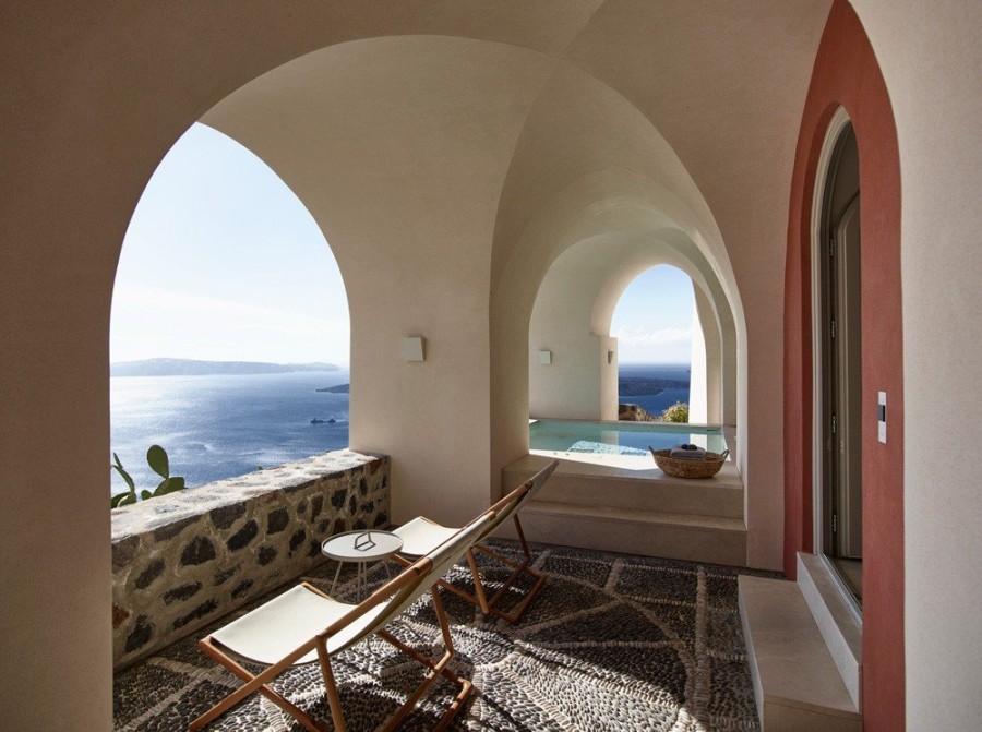 Villa Bordeaux: Ένα ιστορικό κτίριο στα Φηρά της Σαντορίνης μετατράπηκε σε ένα one-of-a-kind ξενοδοχείο- Φωτογραφία 2