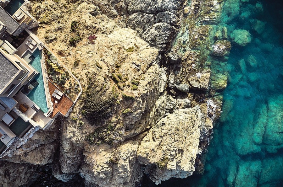 Η βίλα Acroterra ακροβατεί πάνω στα βράχια, χτισμένη στην κορυφογραμμή μιας απόκρημνης χερσονήσου στην Αγία Πελαγία της Κρήτης- Φωτογραφία 9