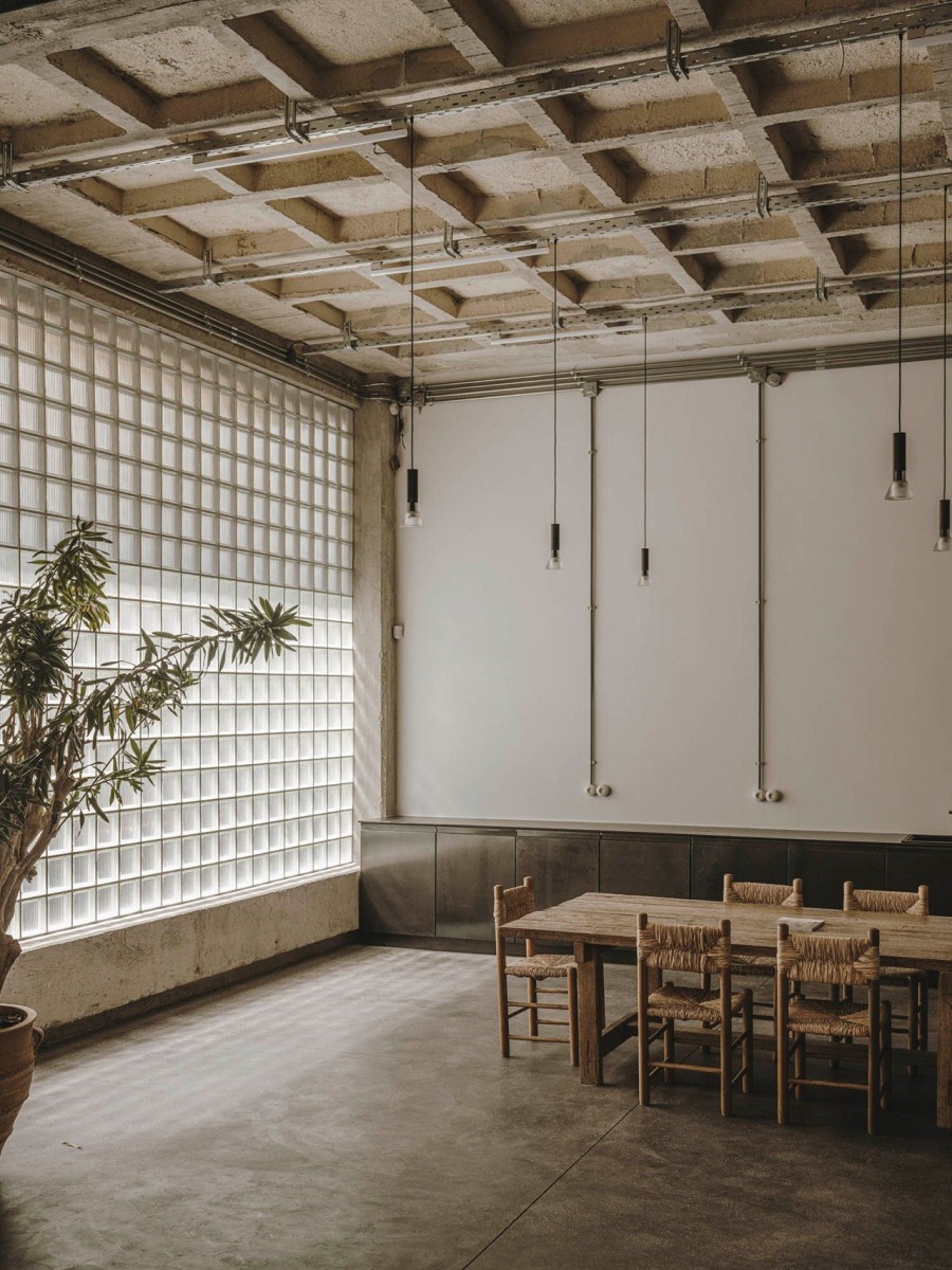 Η Εύα Παπαδάκη, ιδιοκτήτρια των “10AM Lofts”, της νέας πρότασης στον τομέα τ﻿ων πολυχώρων, αποτυπώνει με ευαισθησία την ιδιαίτερη σχέση που έχει με τα interiors- Φωτογραφία 2