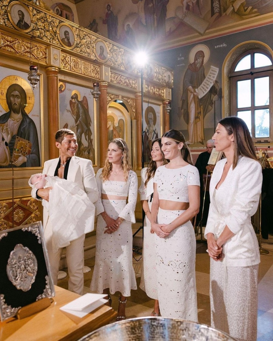 Το κορυφαίο δίδυμο της μόδας, Ευάγγελος Μπούσης & Peter Dundas, βάφτισαν τα παιδιά τους στη Βουλιαγμένη - Φωτογραφία 2