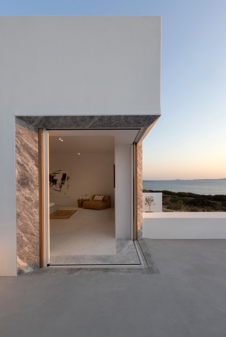 Defining Beauty: Περιηγηθείτε σε μία σύγχρονη κατοικία στην Πάρο που «αγγίζει το όνειρο»- Φωτογραφία 6