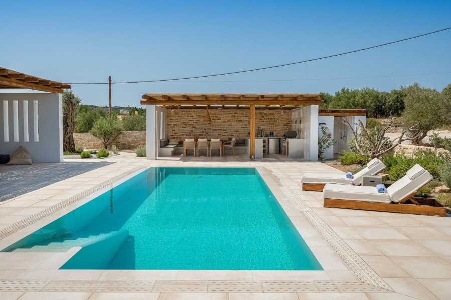 H Villa Chelona κτίστηκε μέσα στους ελαιώνες της Νότιας Κρήτης έτσι ώστε να βλέπει ανεμπόδιστα τον Ψηλορείτη- Φωτογραφία 10