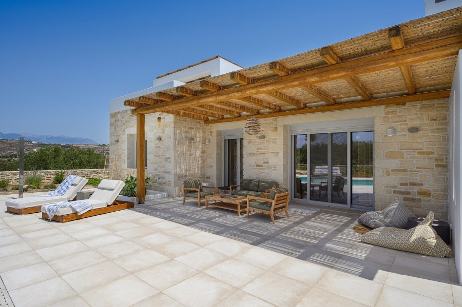 H Villa Chelona κτίστηκε μέσα στους ελαιώνες της Νότιας Κρήτης έτσι ώστε να βλέπει ανεμπόδιστα τον Ψηλορείτη- Φωτογραφία 12