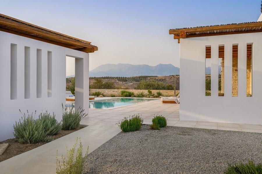 H Villa Chelona κτίστηκε μέσα στους ελαιώνες της Νότιας Κρήτης έτσι ώστε να βλέπει ανεμπόδιστα τον Ψηλορείτη- Φωτογραφία 1