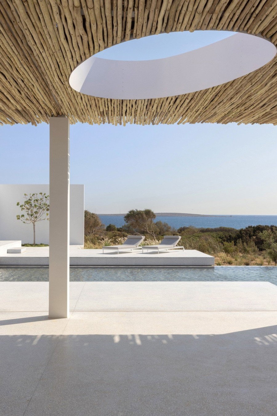 Defining Beauty: Περιηγηθείτε σε μία σύγχρονη κατοικία στην Πάρο που «αγγίζει το όνειρο»- Φωτογραφία 8
