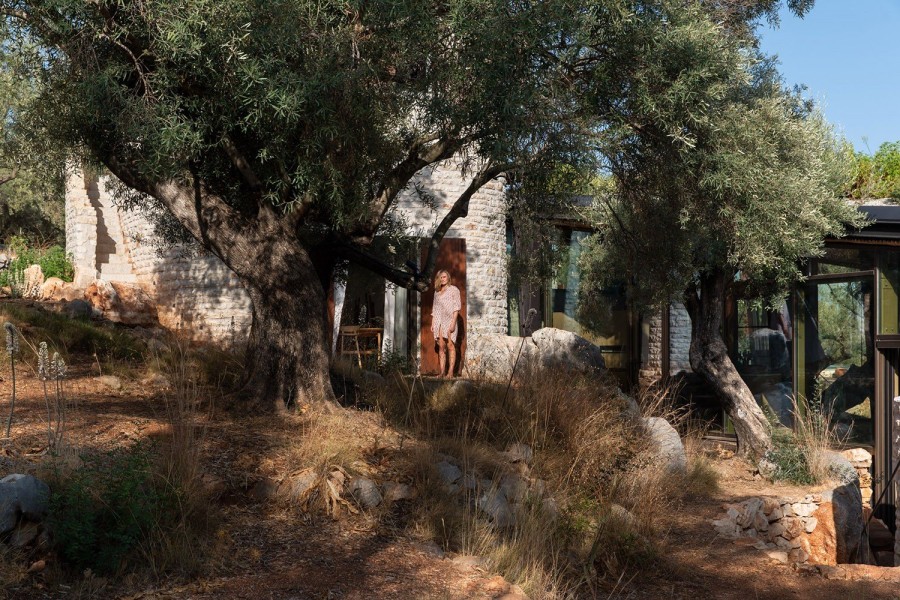 Mια βραβευμένη κατοικία στο Μεγανήσι γίνεται υπόδειγμα ένταξης στο μαγευτικό φυσικό της περιβάλλον - Φωτογραφία 20