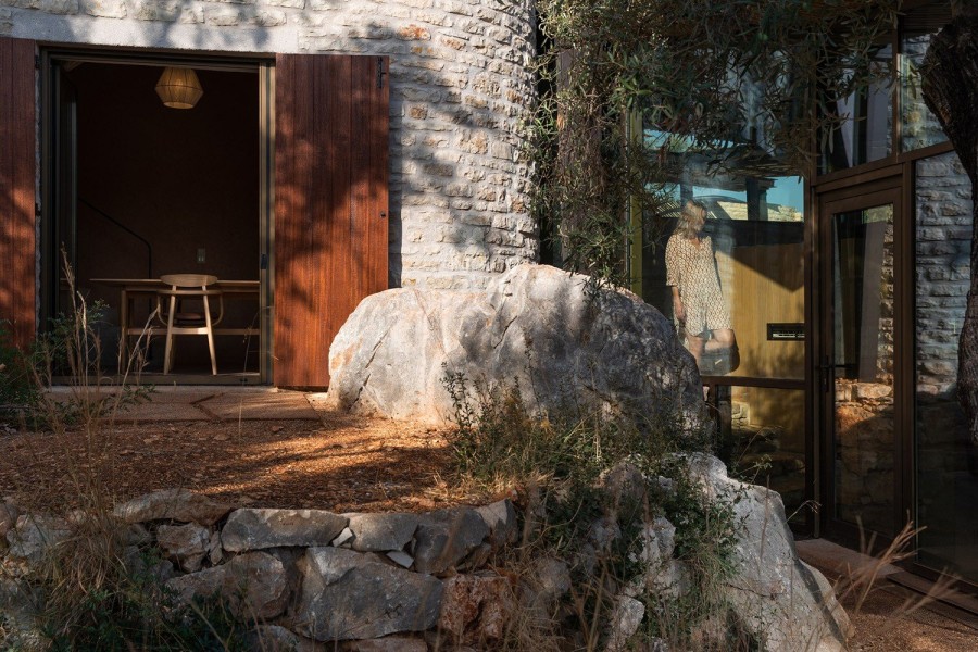 Mια βραβευμένη κατοικία στο Μεγανήσι γίνεται υπόδειγμα ένταξης στο μαγευτικό φυσικό της περιβάλλον - Φωτογραφία 19