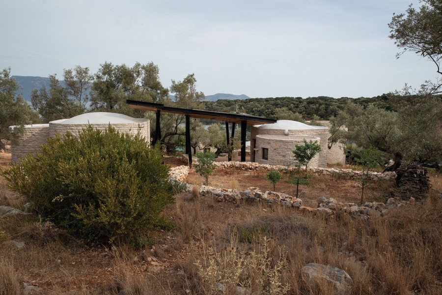 Mια βραβευμένη κατοικία στο Μεγανήσι γίνεται υπόδειγμα ένταξης στο μαγευτικό φυσικό της περιβάλλον - Φωτογραφία 17