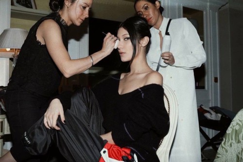  BACKSTAGE 