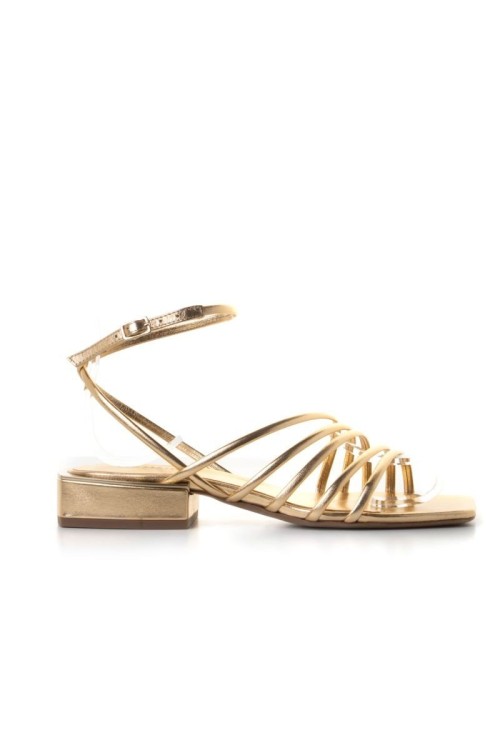   Flat sandals 