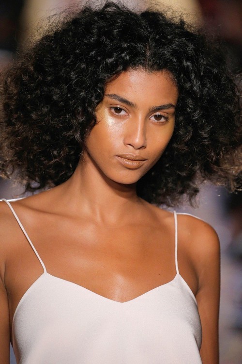  DARK SKIN TONE 