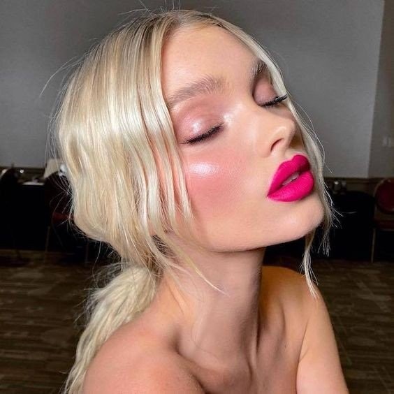 glossy-pink-eyes-and-lips.jpg