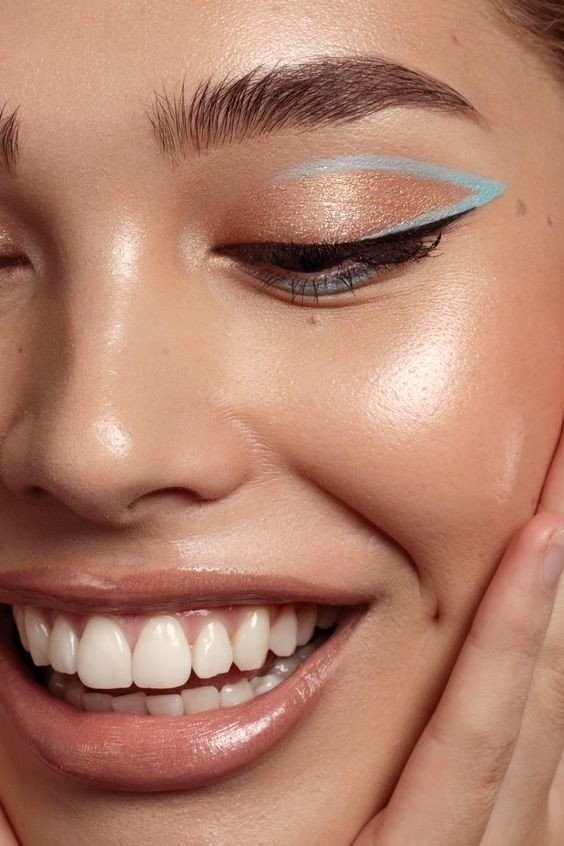 graphic-aqua-eye-makeup.jpg