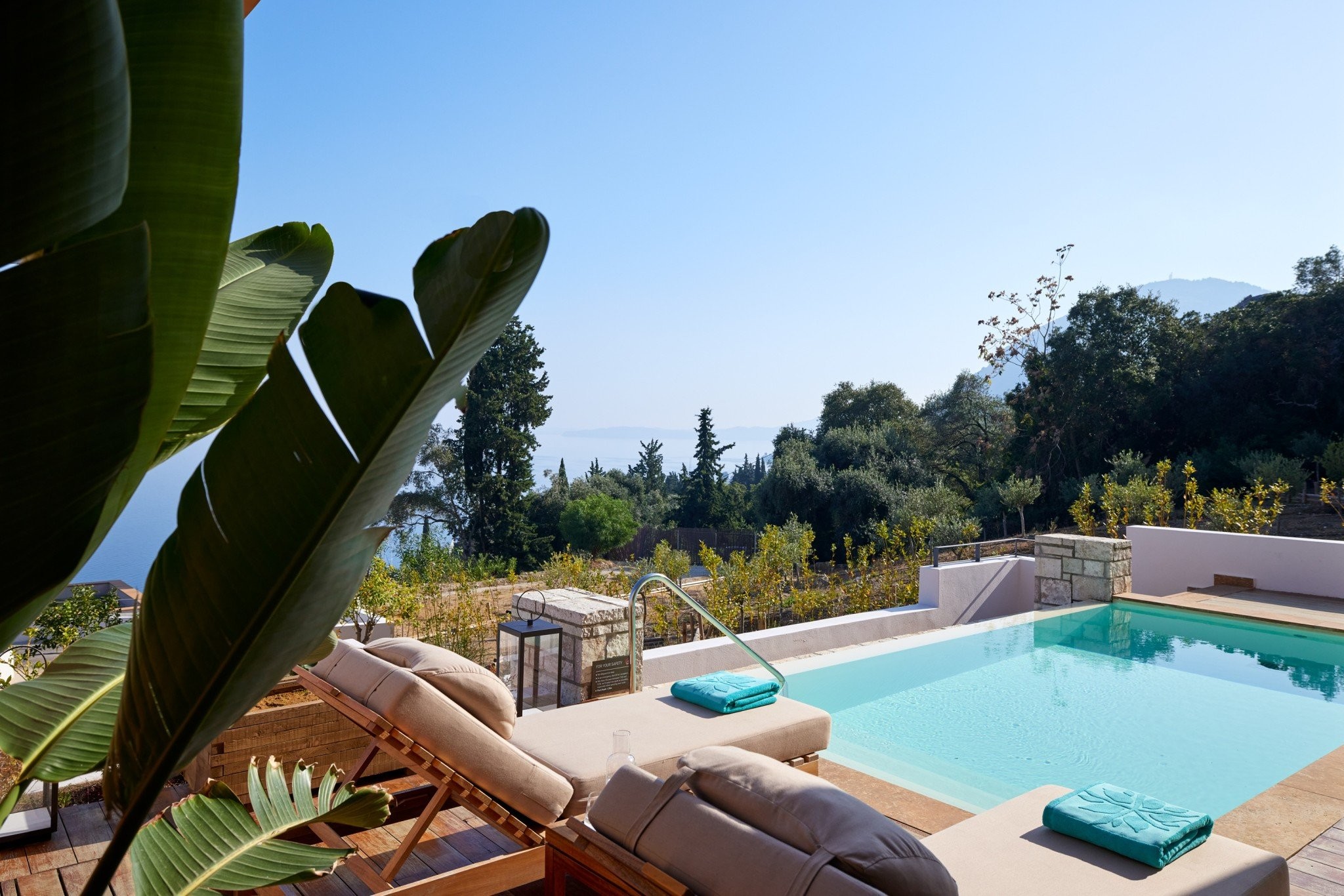 villa-pool-2-gye4R.jpg