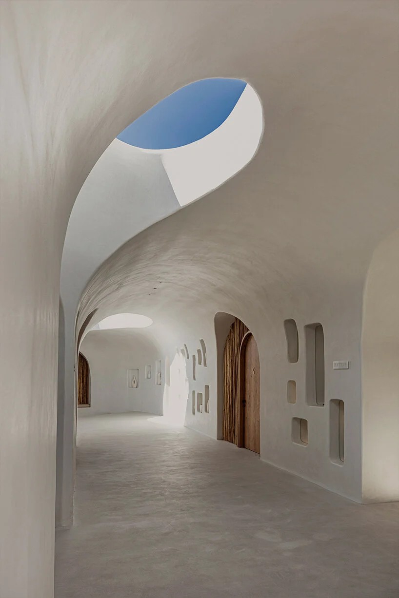 cycladic-aesthetic-omniview-design-super-paradise-beach-club-mykonos-designboom-1.jpg