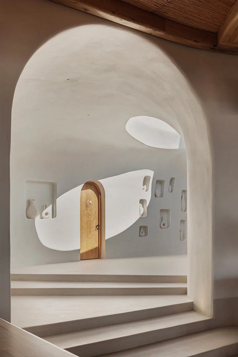 cycladic-aesthetic-omniview-design-super-paradise-beach-club-mykonos-designboom-2.jpg