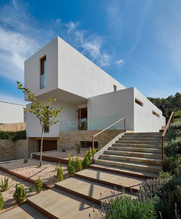 mediterranean-style-facade-house-5TGAc.jpg