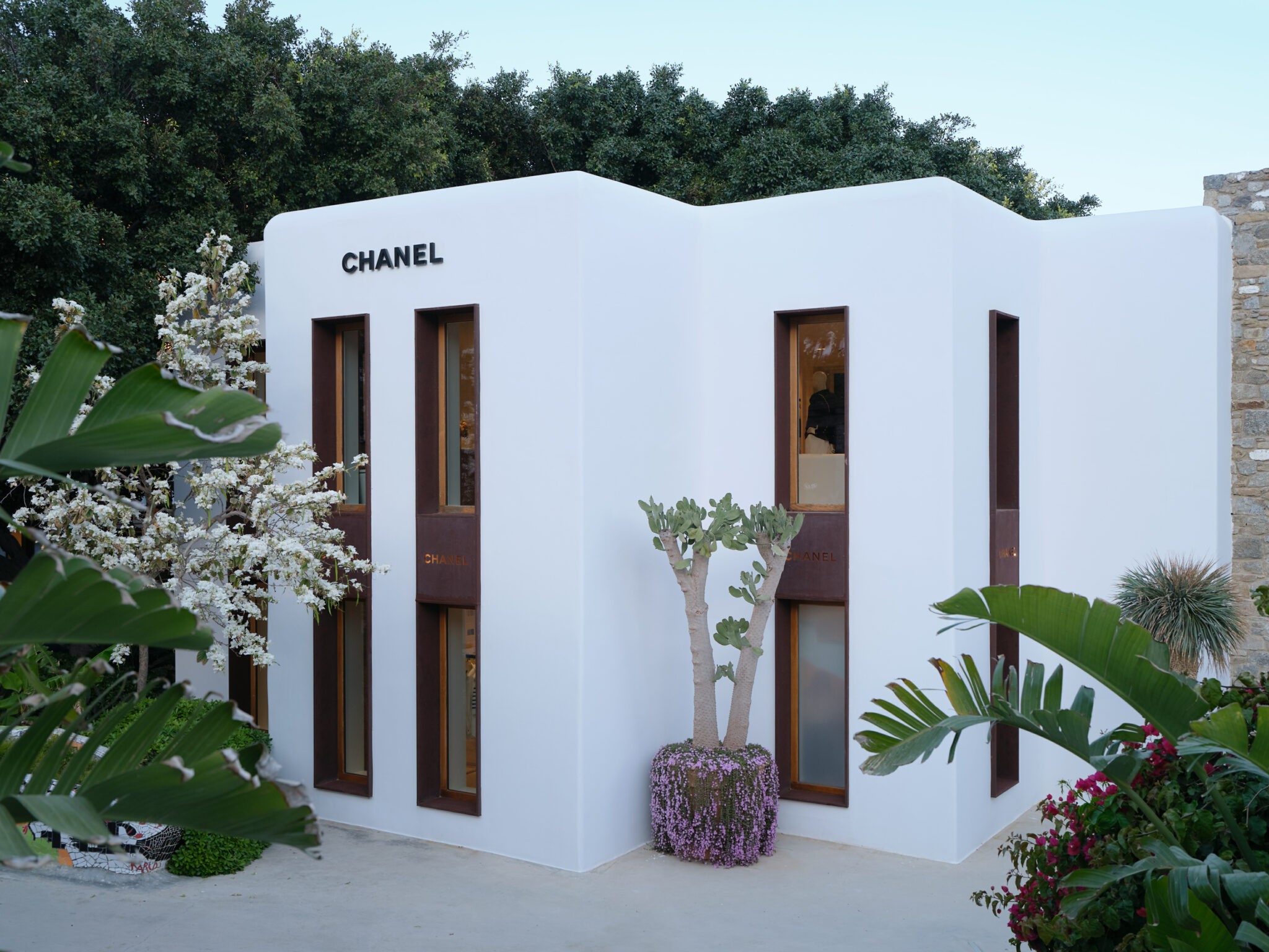 chanel-mykonos-seasonal-boutique-2024-1-hd-2048x1536.jpg