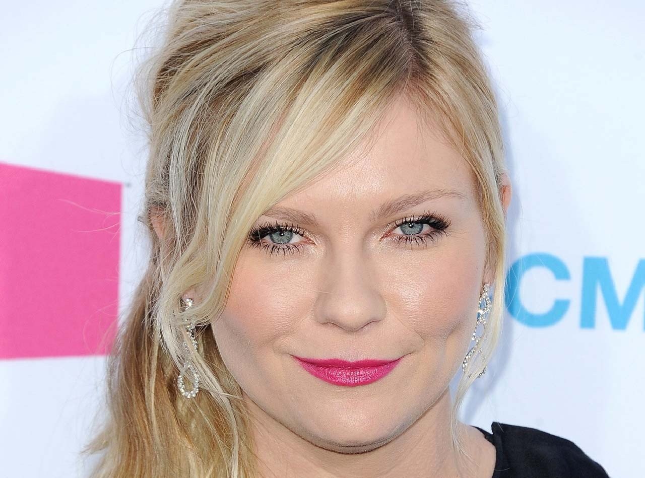 kirsten-dunst-messy-side-ponytail-and-side-bangs.jpg