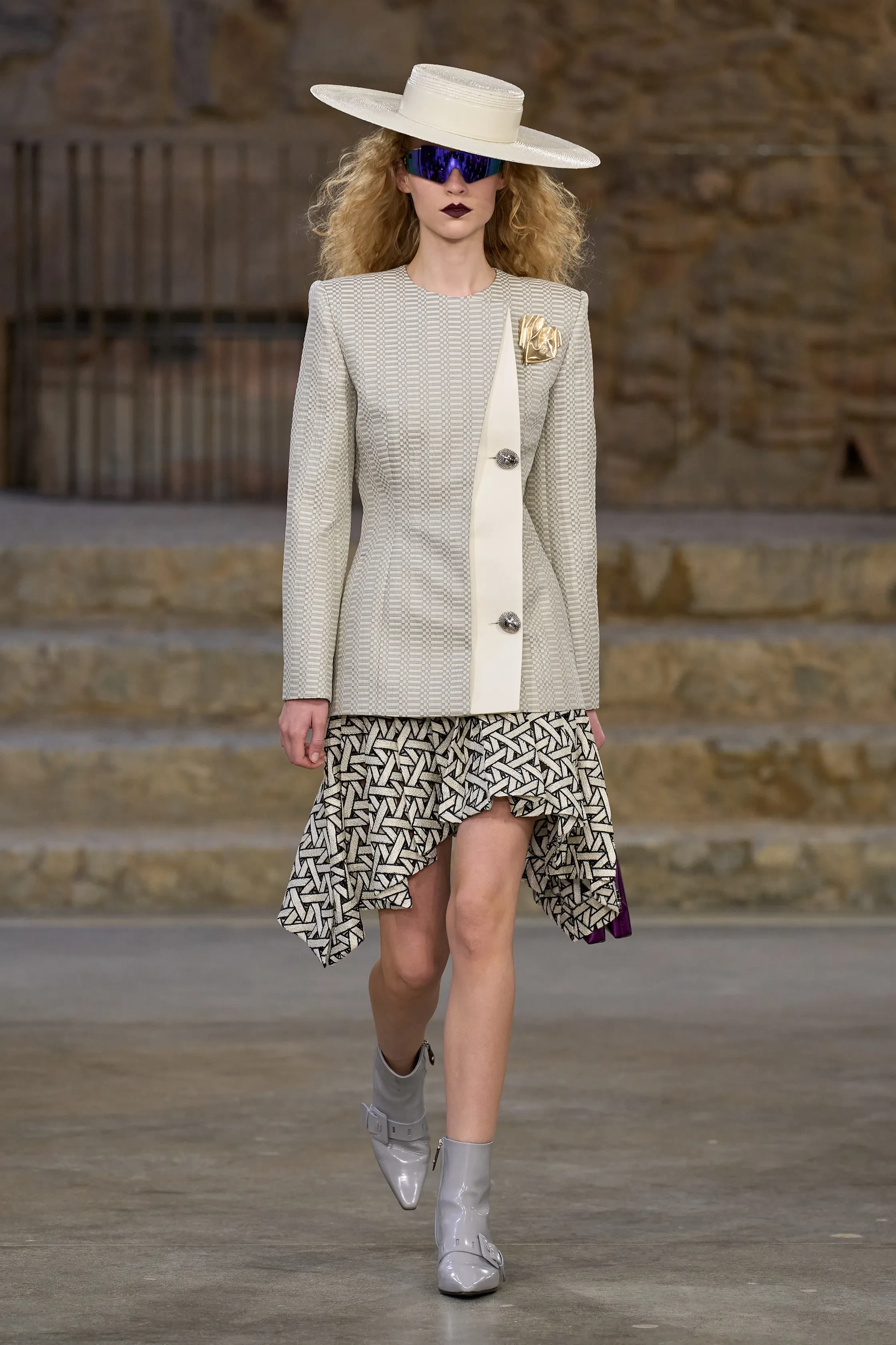 00005-louis-vuitton-resort-2025-credit-gorunway.webp