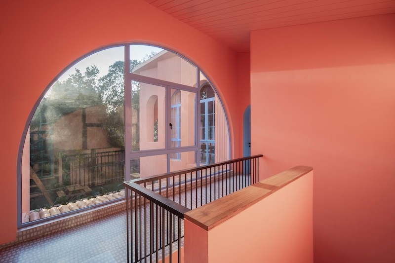 dp-exclusive-this-goan-villa-designed-by-jugal-mistry-is-filled-with-peachy-pauses-and-traditional-twist-design-pataki-06.jpg