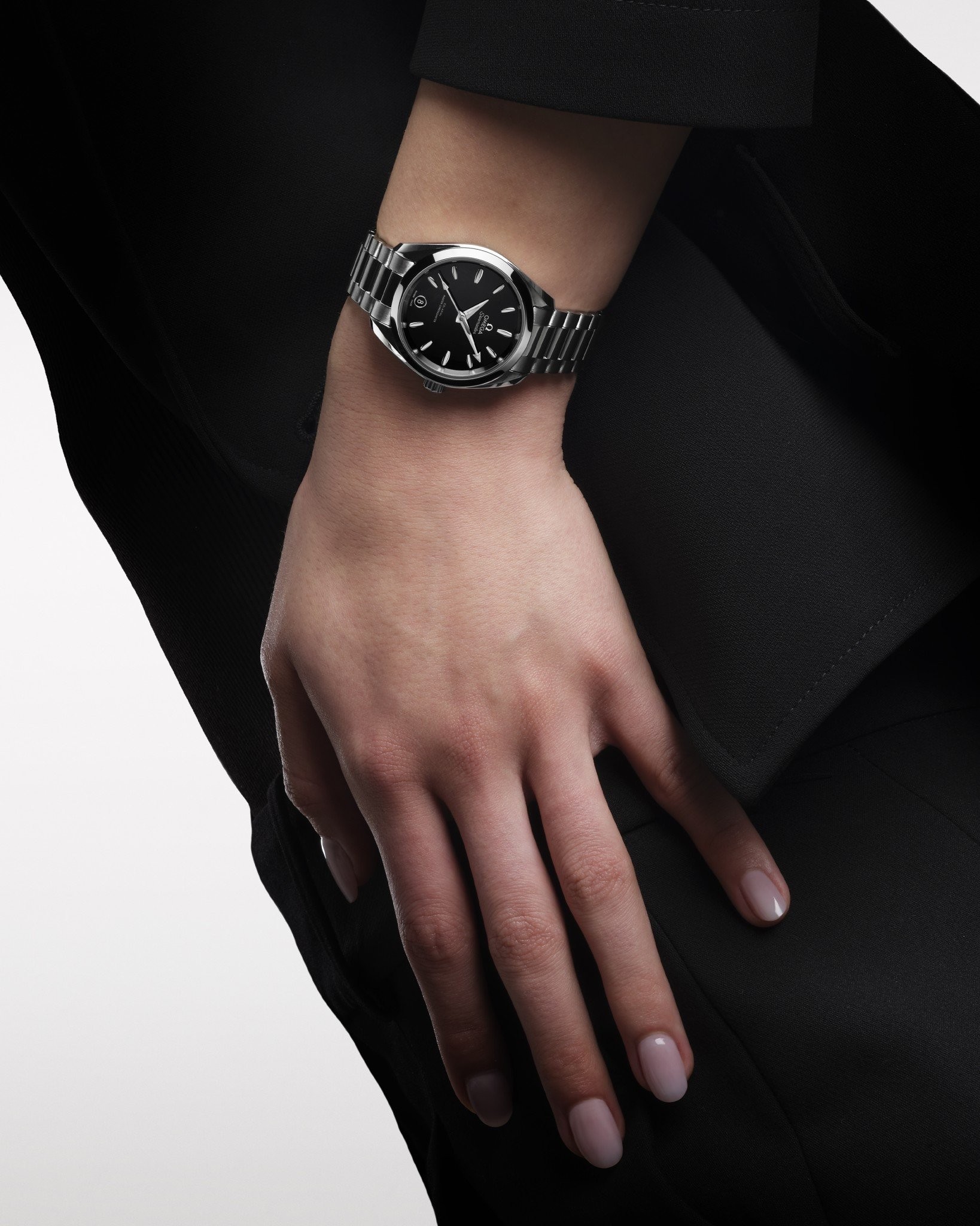 22010342001001-se-adv-atblack-wristshot-women-4-5-rvb.jpg