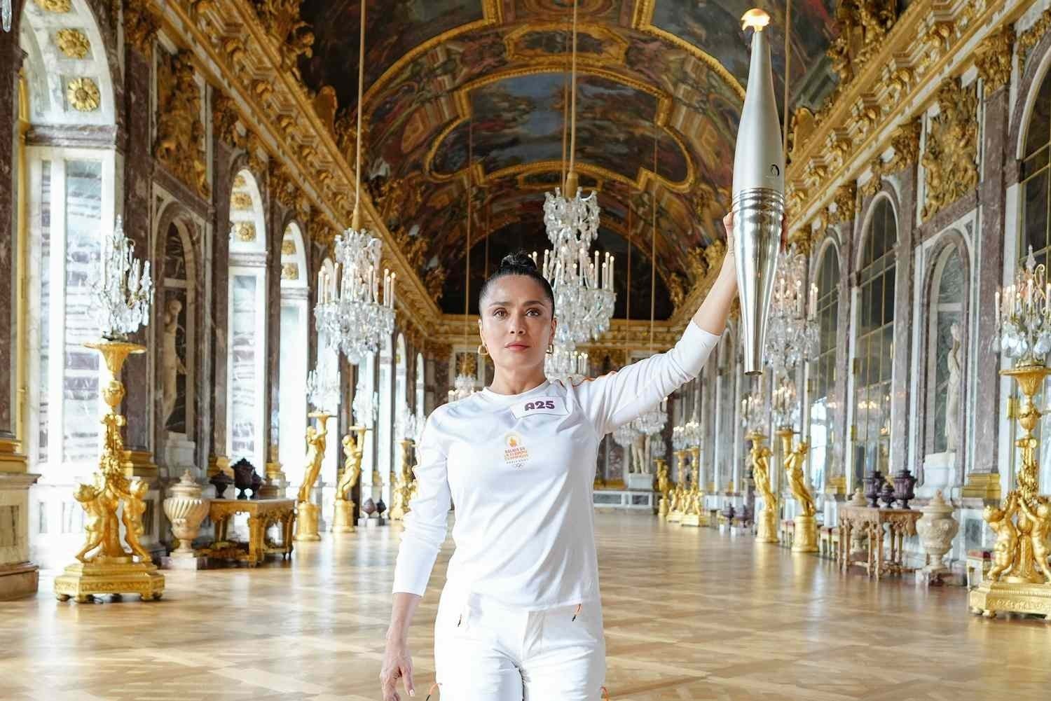 salma-hayek-olympic-torch-072424-1-705b9fb3efc54a49aa1a41e31d94f42e.jpg