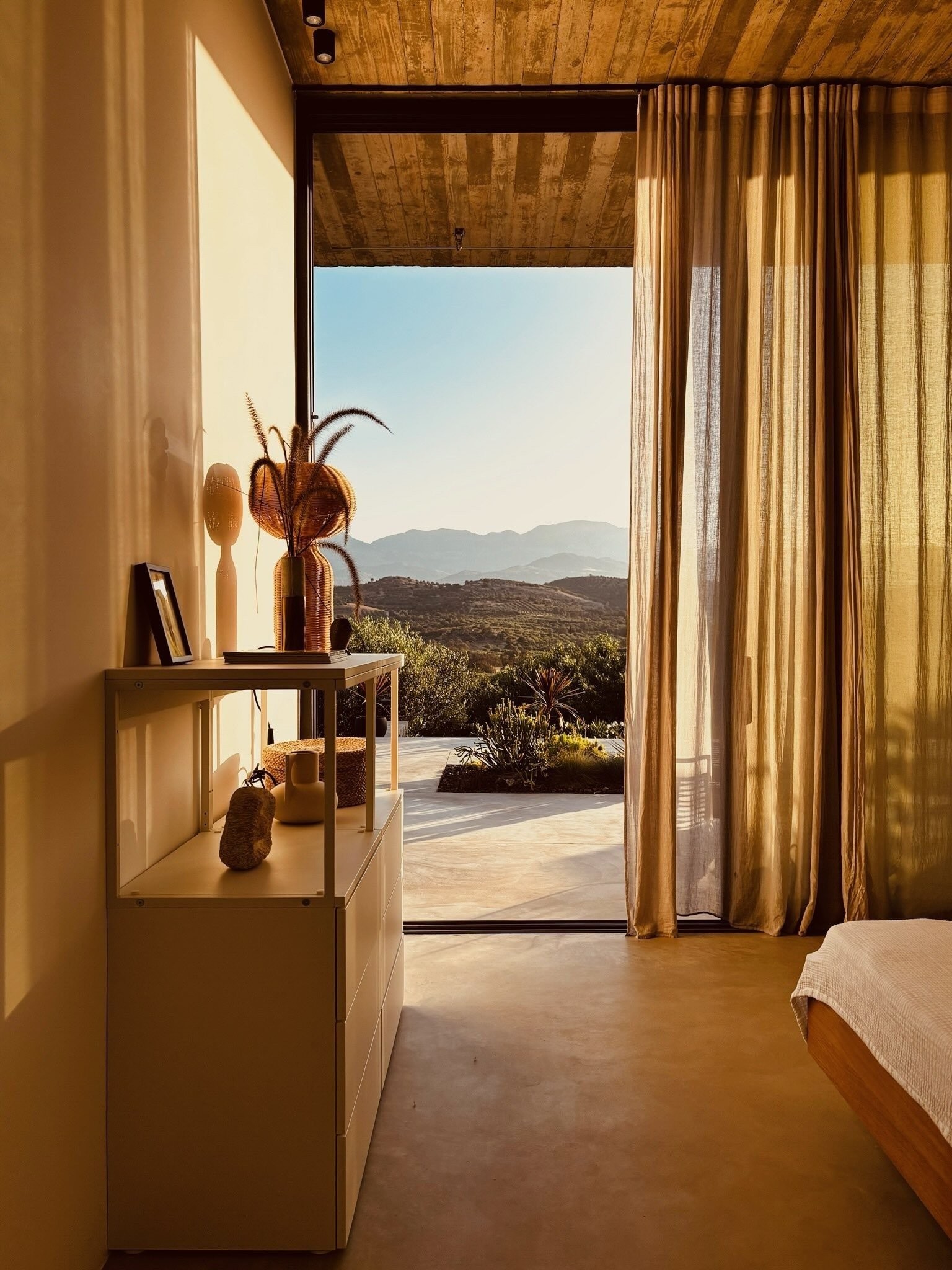 olive-garden-bungalow-masterbedroom-eEDuB.jpeg