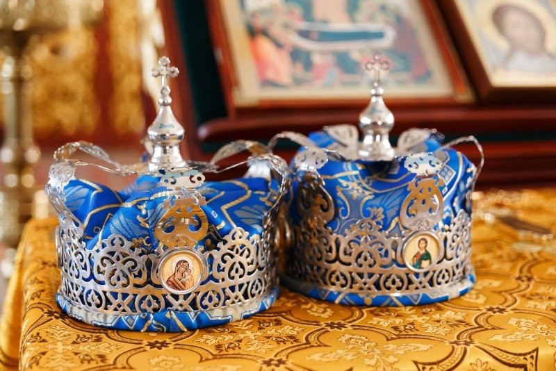 shutterstock-stemma-korona-gamos3.jpg