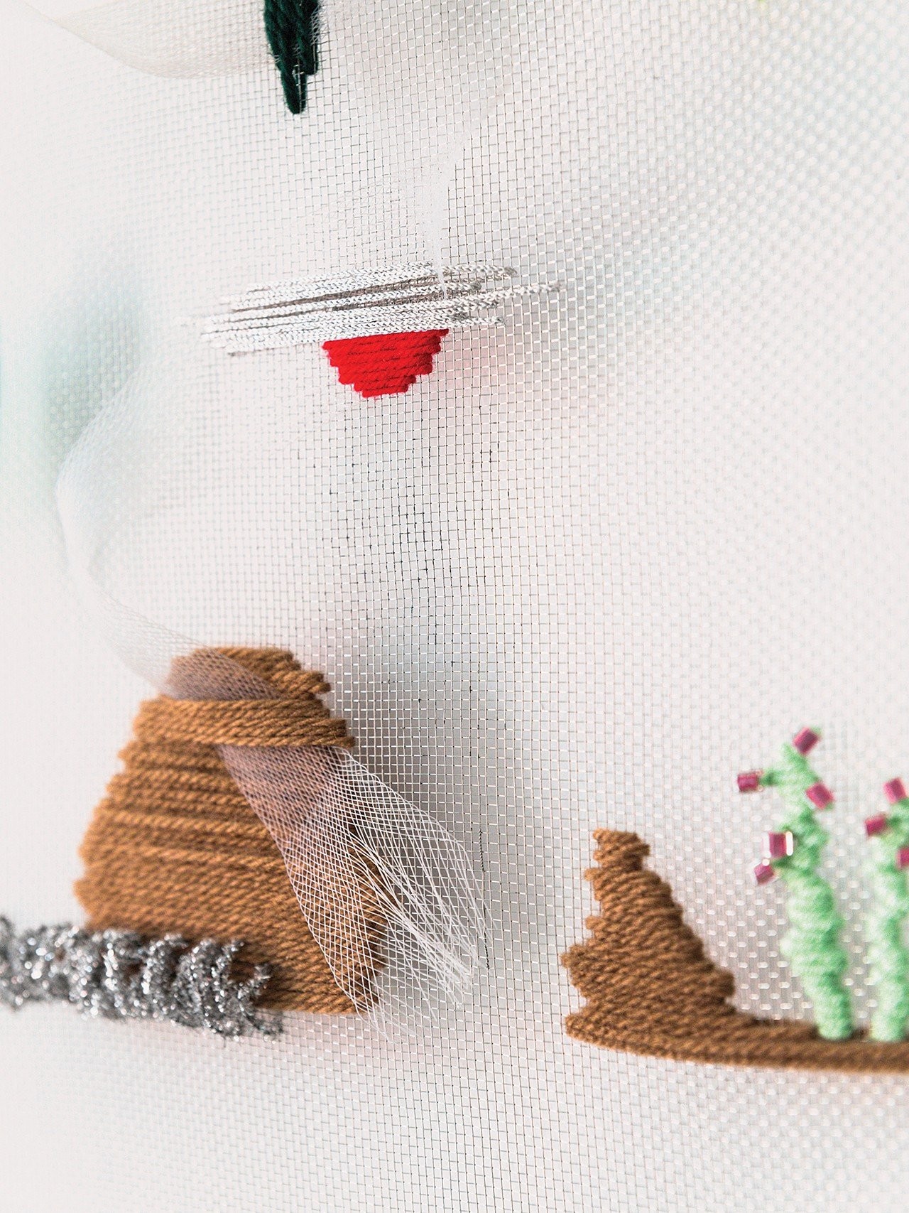 iliodora-margellos-facing-the-sun-iii-handmade-embroidery-on-metal-grid-sheet-86x43-cm-2018-side-view-detailshot.jpg