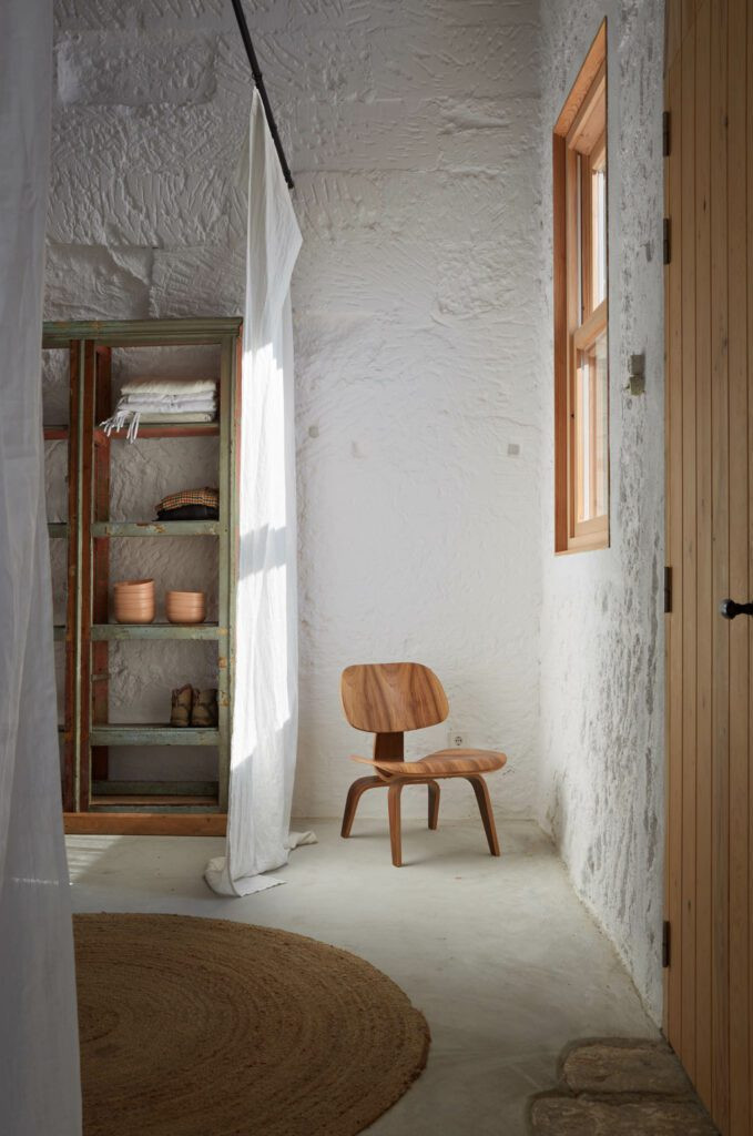 interior-design-artchimboldi-menorca-emma-marti-marti-arcquitectura-spain-19-artchimboldi-07-679x1024.jpg